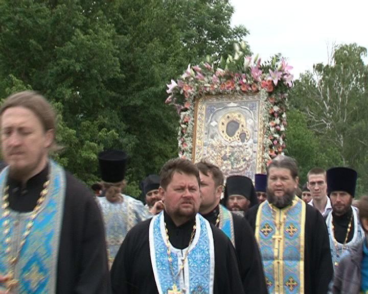 Участники крестного хода с иконой Божьей Матери Пряжевская молятся за воссоединение братских народов