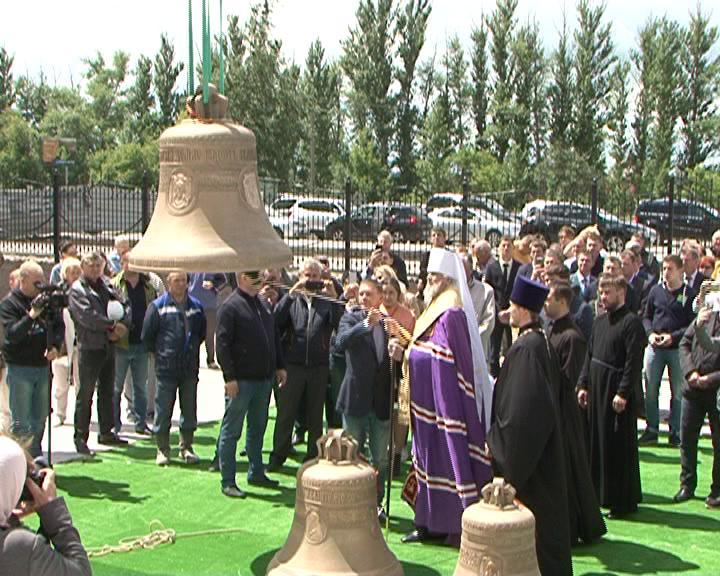 В Курске освятили колокола нового храма на Дериглазова